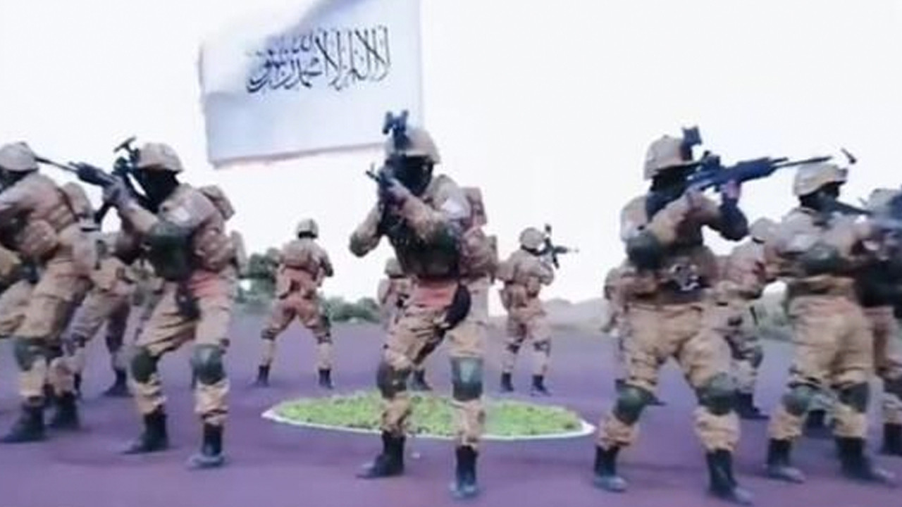 Taliban'dan tüyler ürperten geçit töreni: İntihar yelekleri ve ABD yapımı silahlar görüldü