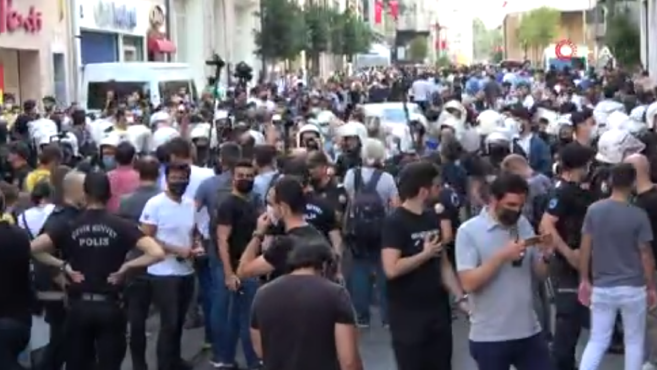 İstiklal'de HDP'li eylemcilere polis müdahalesi: 20 gözaltı