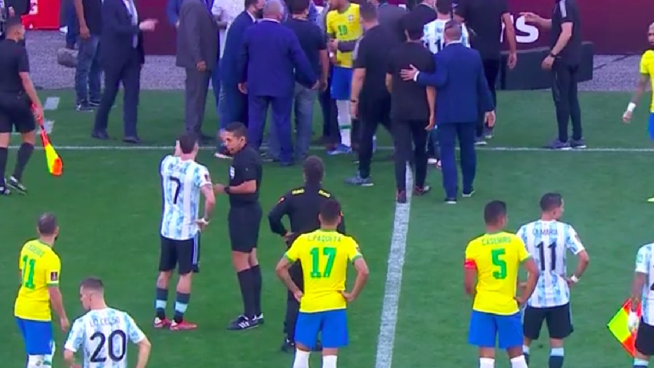 Brezilya-Arjantin maçında sahaya giren yetkililer Arjantinli futbolcuları sınır dışı etmek istedi