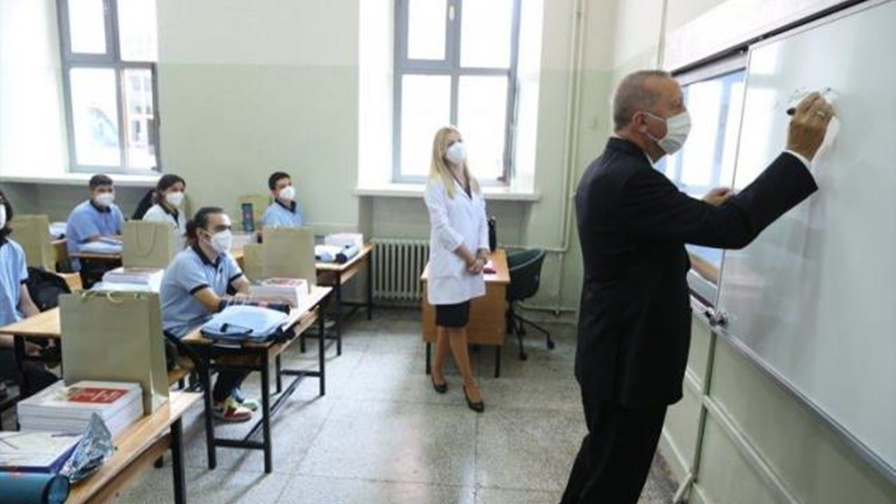 Erdoğan, sınıfları dolaştığı esnada beyaz tahtaya not yazdı