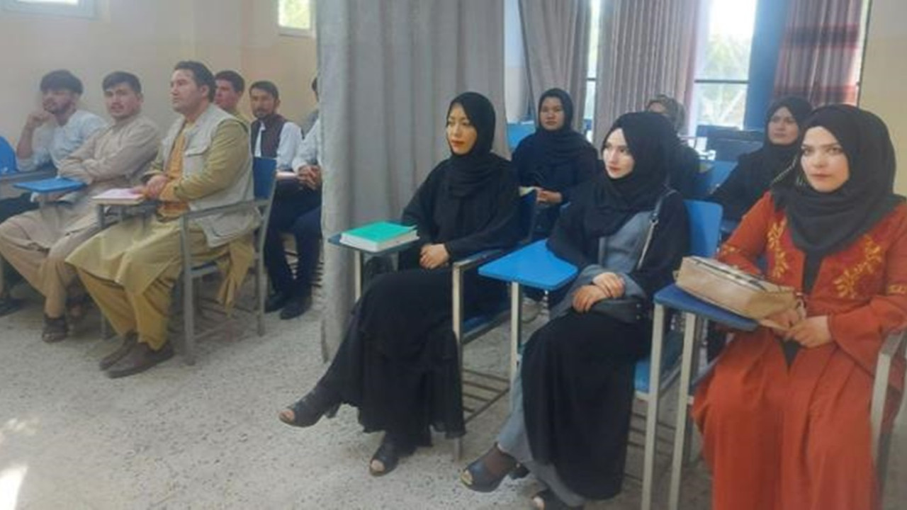 Kabil'deki üniversitede kız ve erkek öğrencilerin arasına perde çekildi