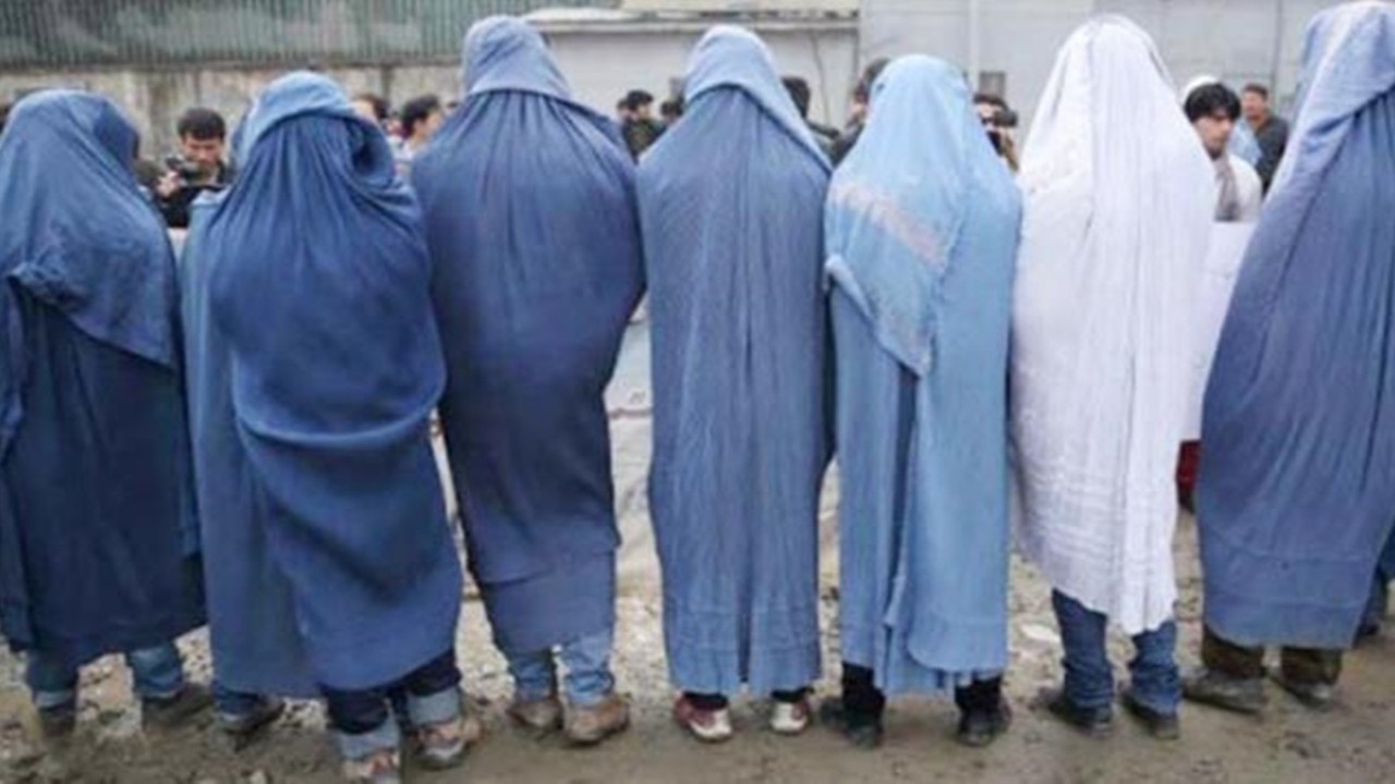 İngiliz askerleri Taliban'dan gizlenmek için burka giydi!