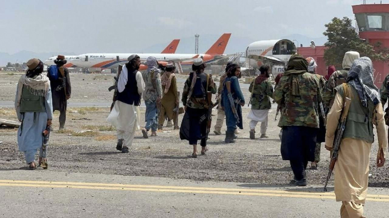 ABD'li Kongre üyesinden flaş iddia: Taliban 6 uçağı rehin aldı