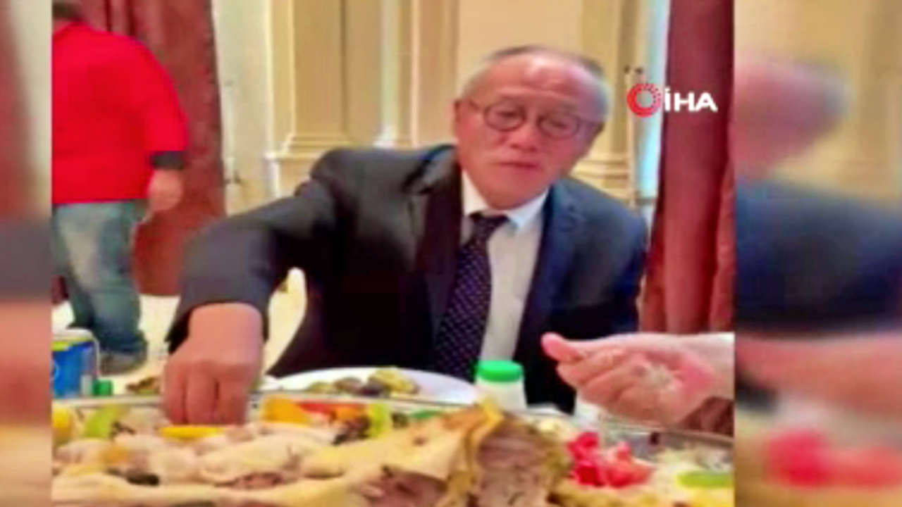 Suudi Vali, Japon Büyükelçiye elle pilav yemeyi öğretti!
