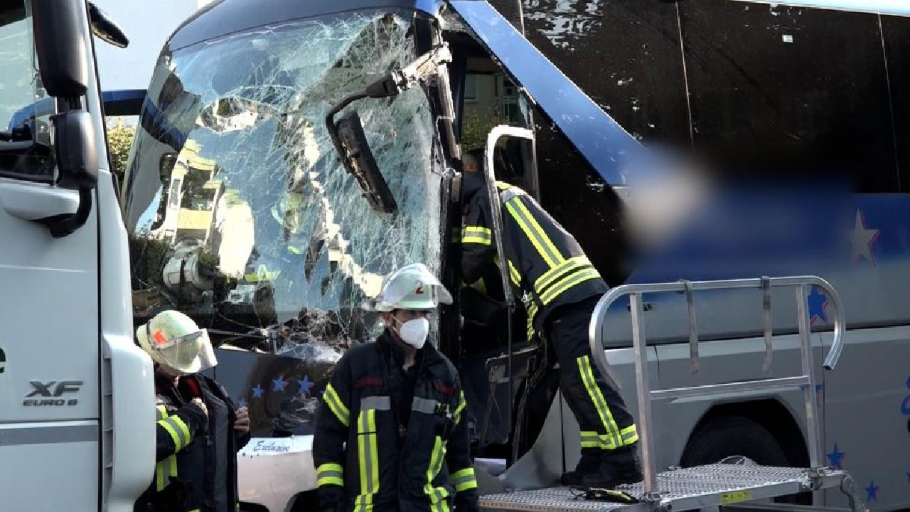 Almanya’da yolcu otobüsü yoldan çıktı: 16 yaralı