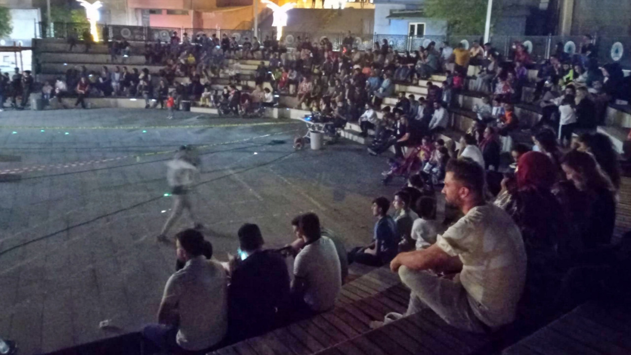 Hakkari Belediyesi'nden vatandaşlara 'açık havada Vizontele' gösterimi