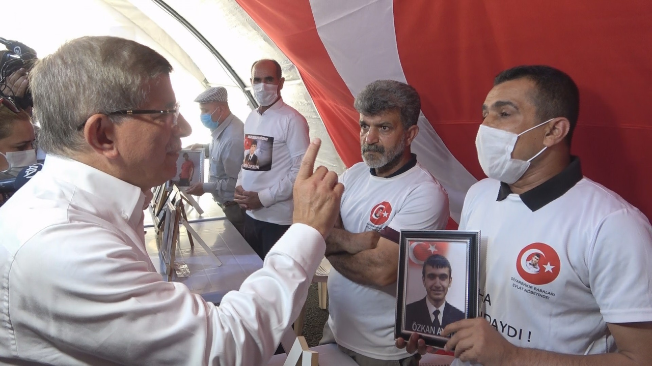 Ahmet Davutoğlu, Diyarbakır'da evlat nöbetindeki ailelerle tartıştı