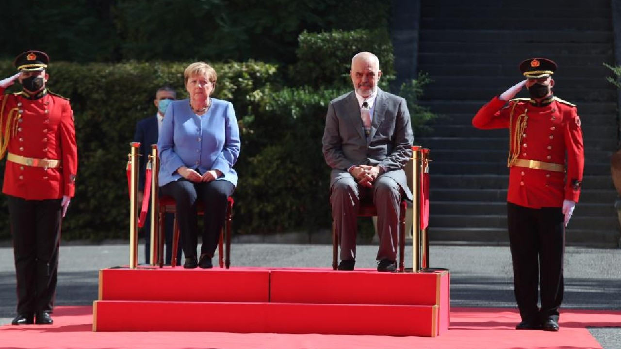 Merkel, Arnavutluk’taki resmi törene oturarak katıldı