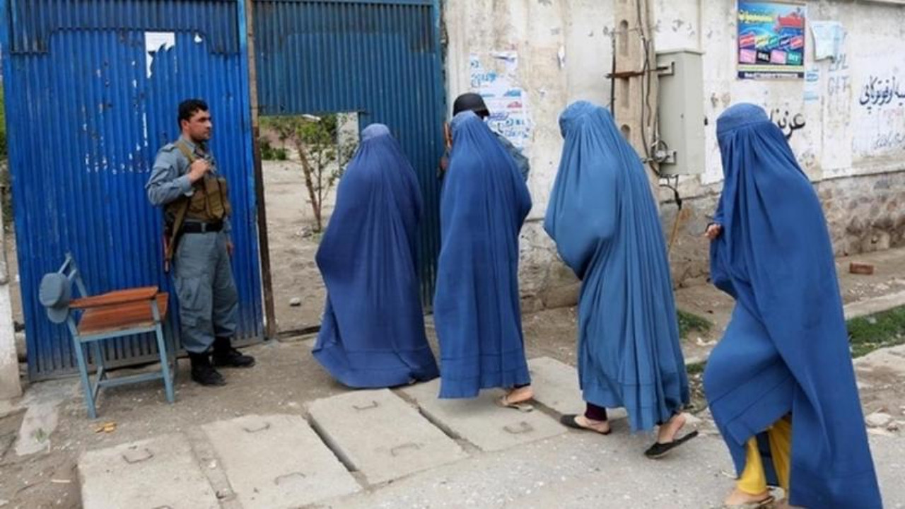 Taliban'dan bir skandal karar daha: Tuvaletlerde çalışan kadınlar hariç diğer kadınlar çalışmayacak!