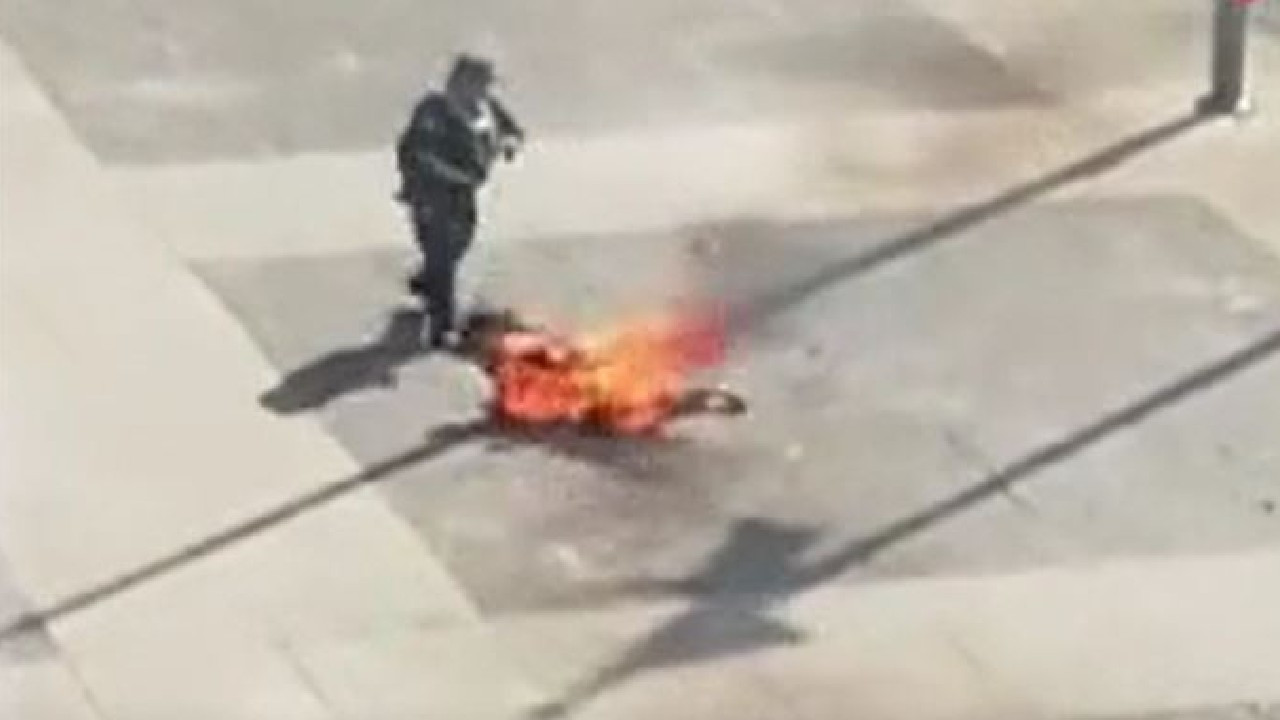 Uruguay Devlet Başkanlığı binası önünde bir kişi kendisini ateşe verdi