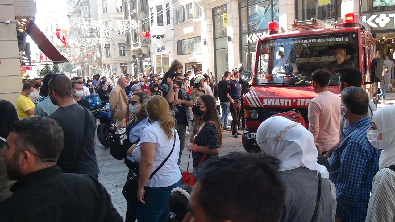Beyoğlu İstiklal Caddesi'nde yangın paniği