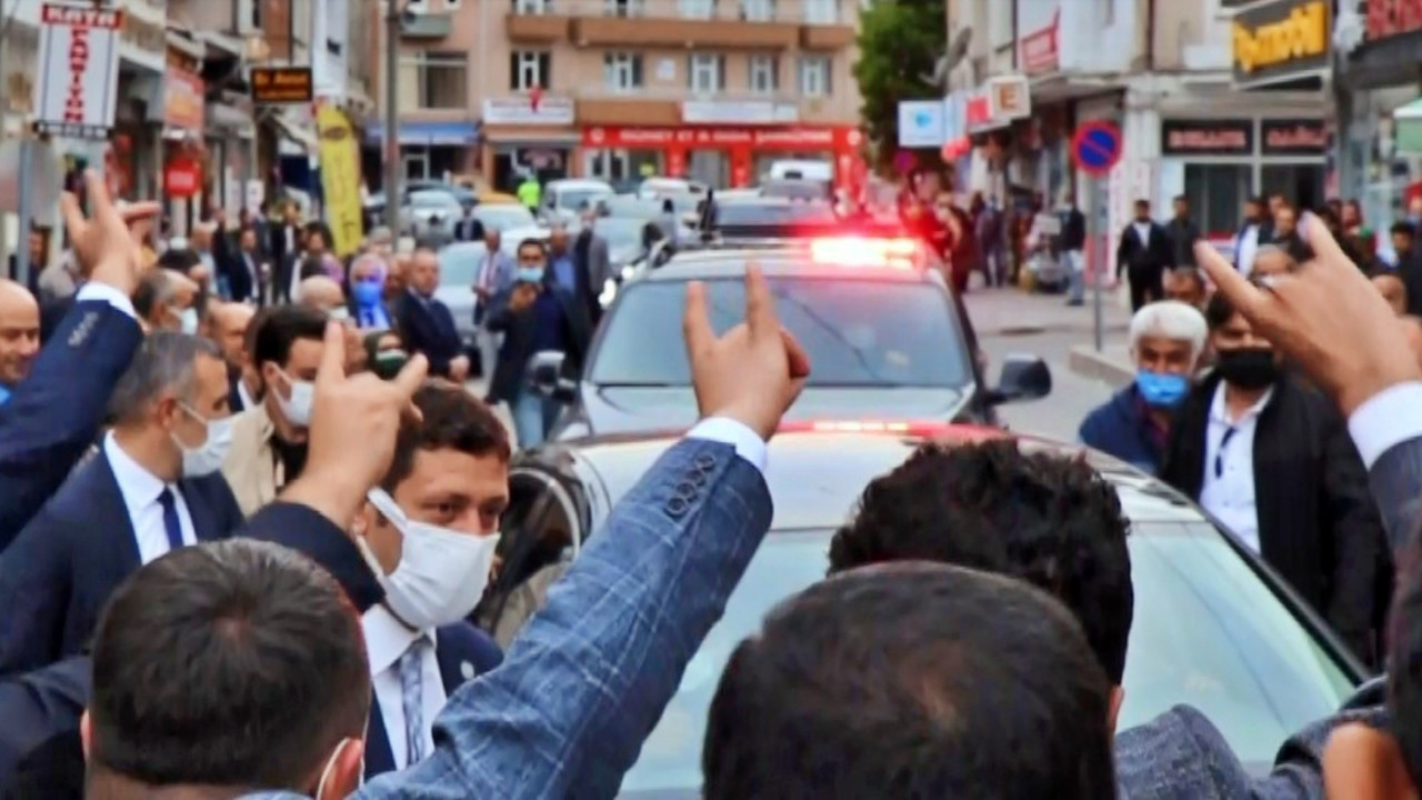 İYİ Parti lideri Akşener'e vatandaştan 'bozkurt işareti' tepkisi!