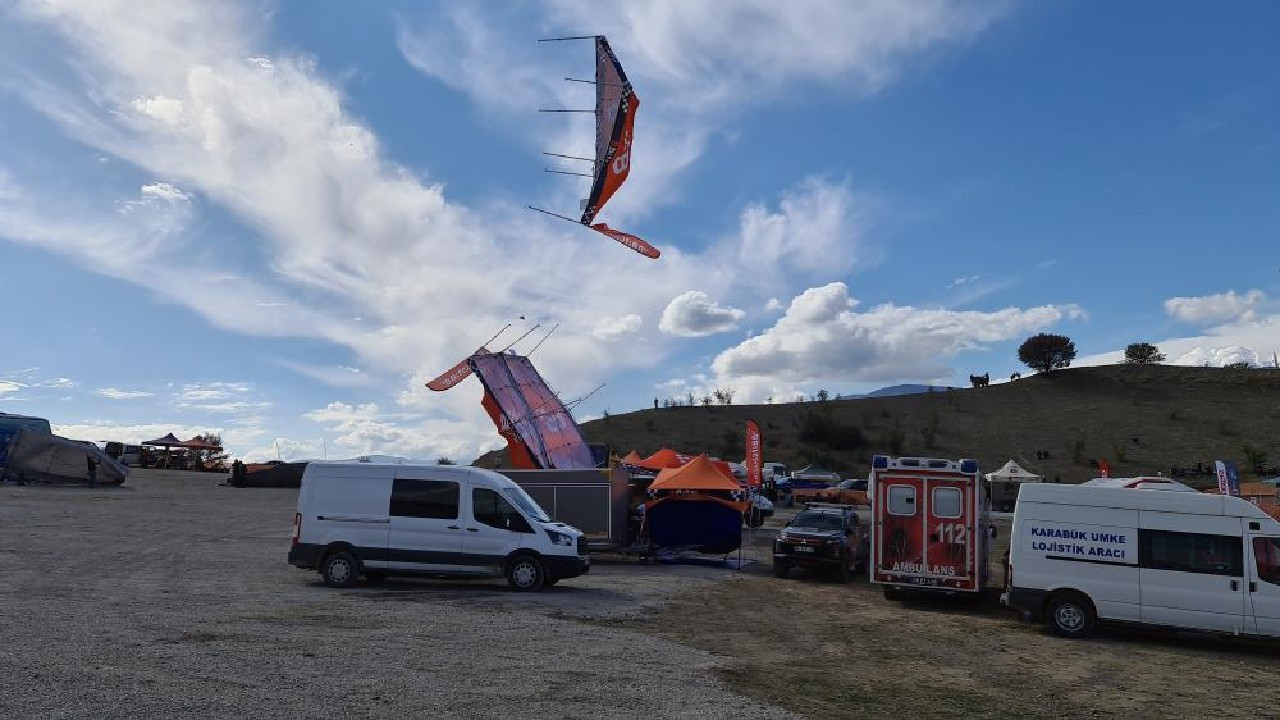 Off-Road yarışları sırasında oluşan hortum çadırları uçurdu