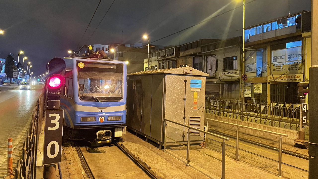 Metro İstanbul'da tren arızalandı, seferler aksadı