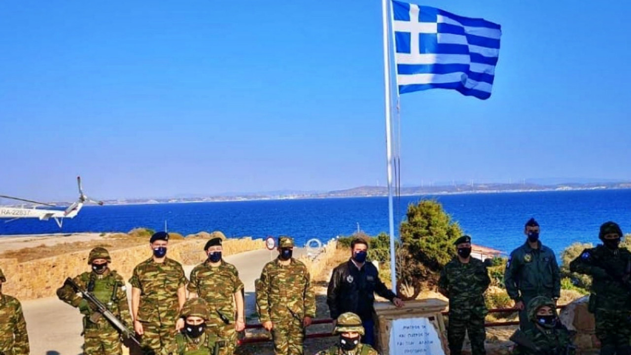 Yunan askerleri arkalarına İzmir'i alarak fotoğraf çektirdi!