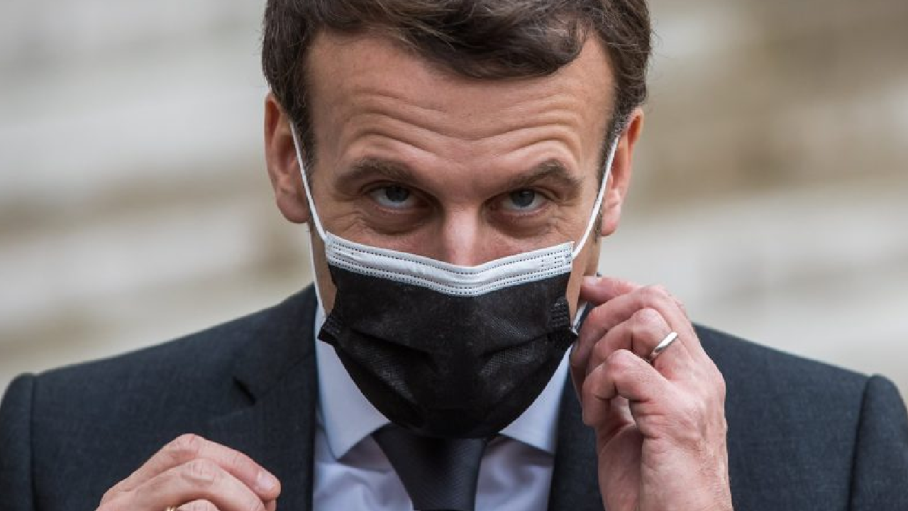 Cumhurbaşkanı Macron’un aşı kartını kullanan gence ceza