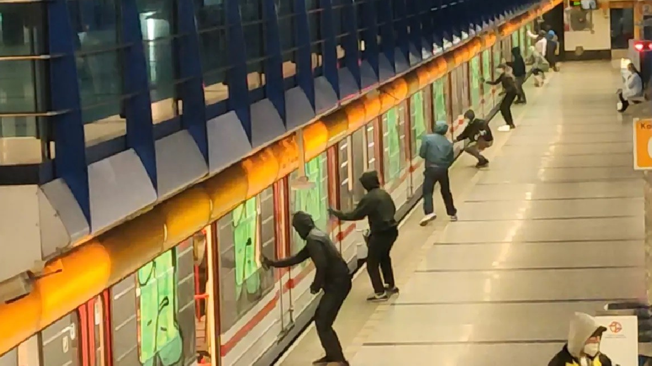 Metroya sprey boyalı saldırı! Yolcular isyan etti