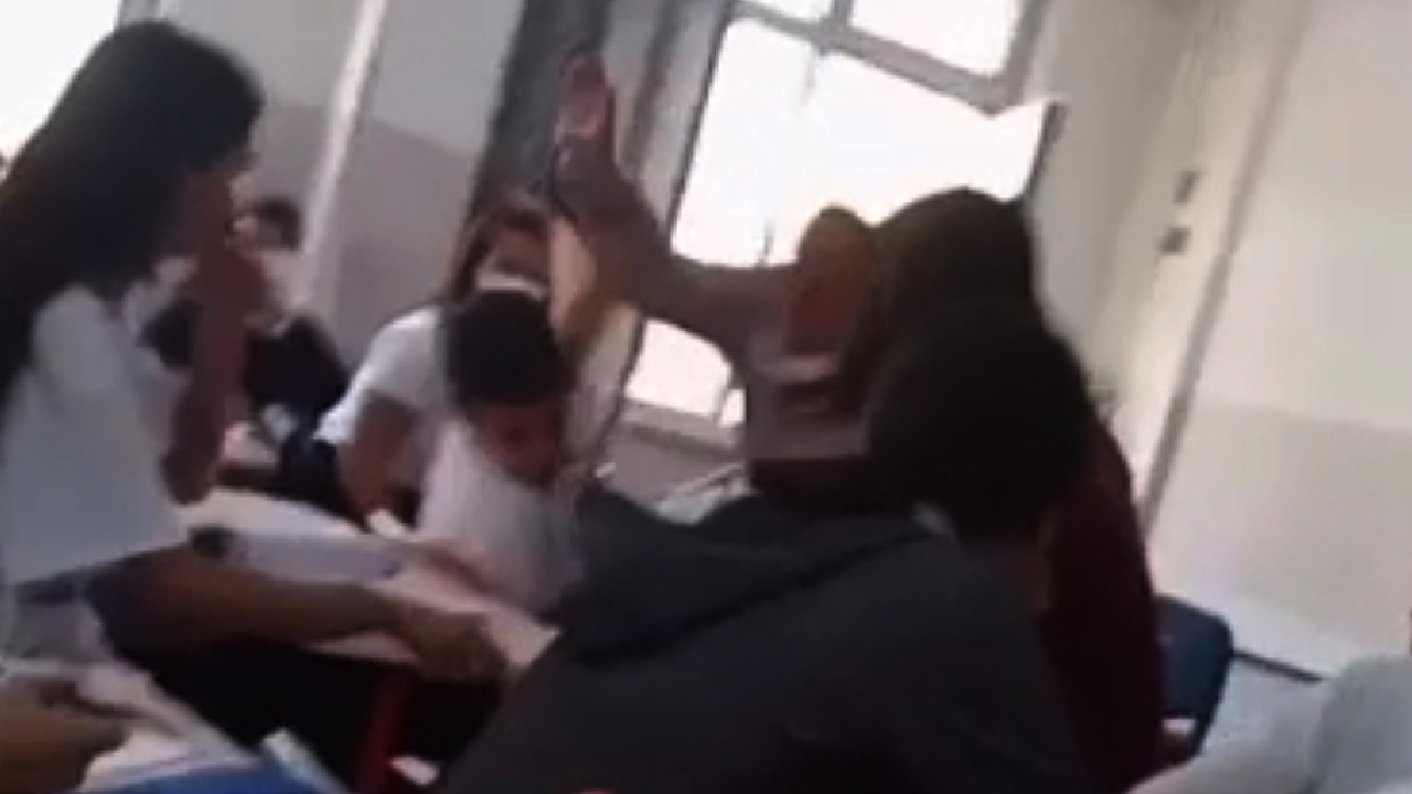 Sınıfta öğrencisini dövmüştü! O öğretmen açığa alındı