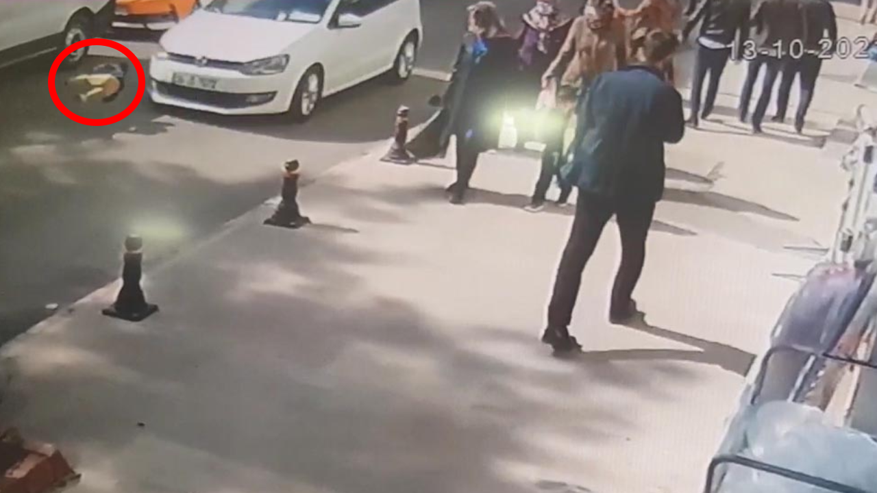 Otomobil yola fırlayan çocuğu havaya savurdu! Kaza anı kamerada