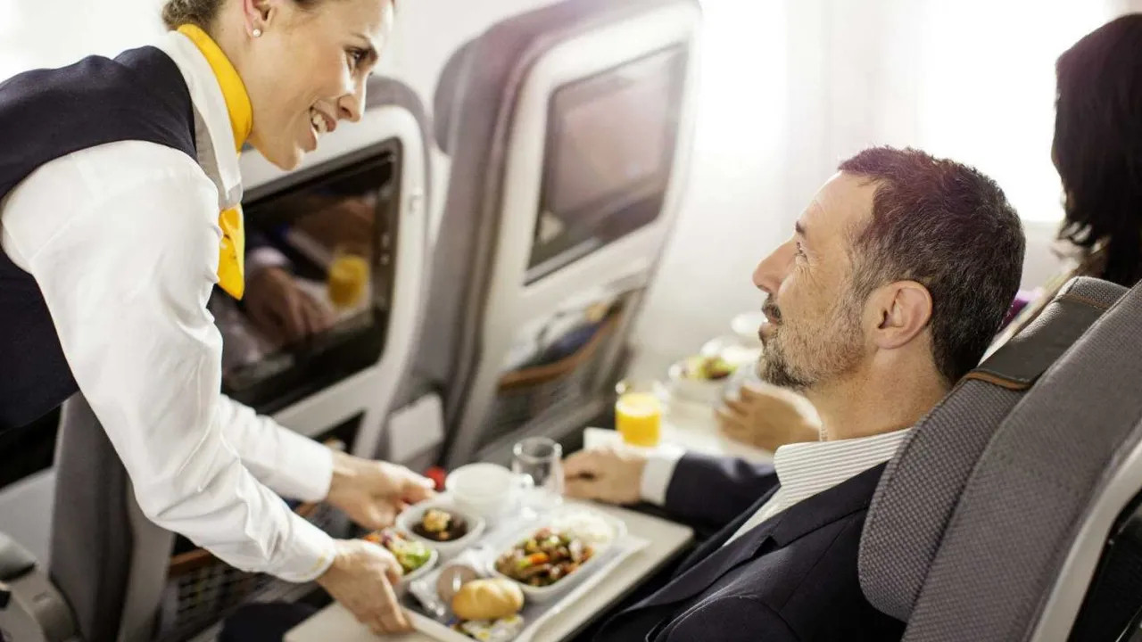Koronavirüs sürecinde uçak seyahatlerinde yeme içme servisinde düzen değişti!  Yemek servisi nasıl gerçekleştiriliyor?