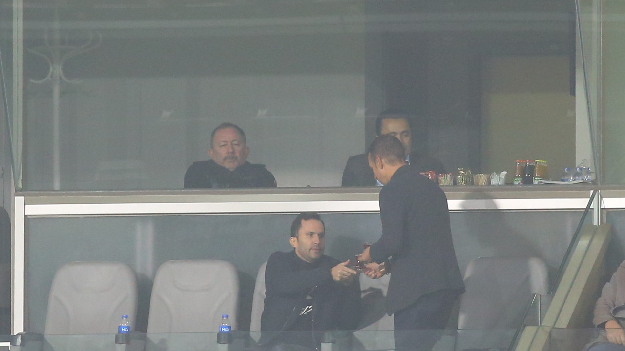 Beşiktaş'ın hocası Sergen Yalçın cezası nedeniyle Başakşehir maçını locadan izledi...