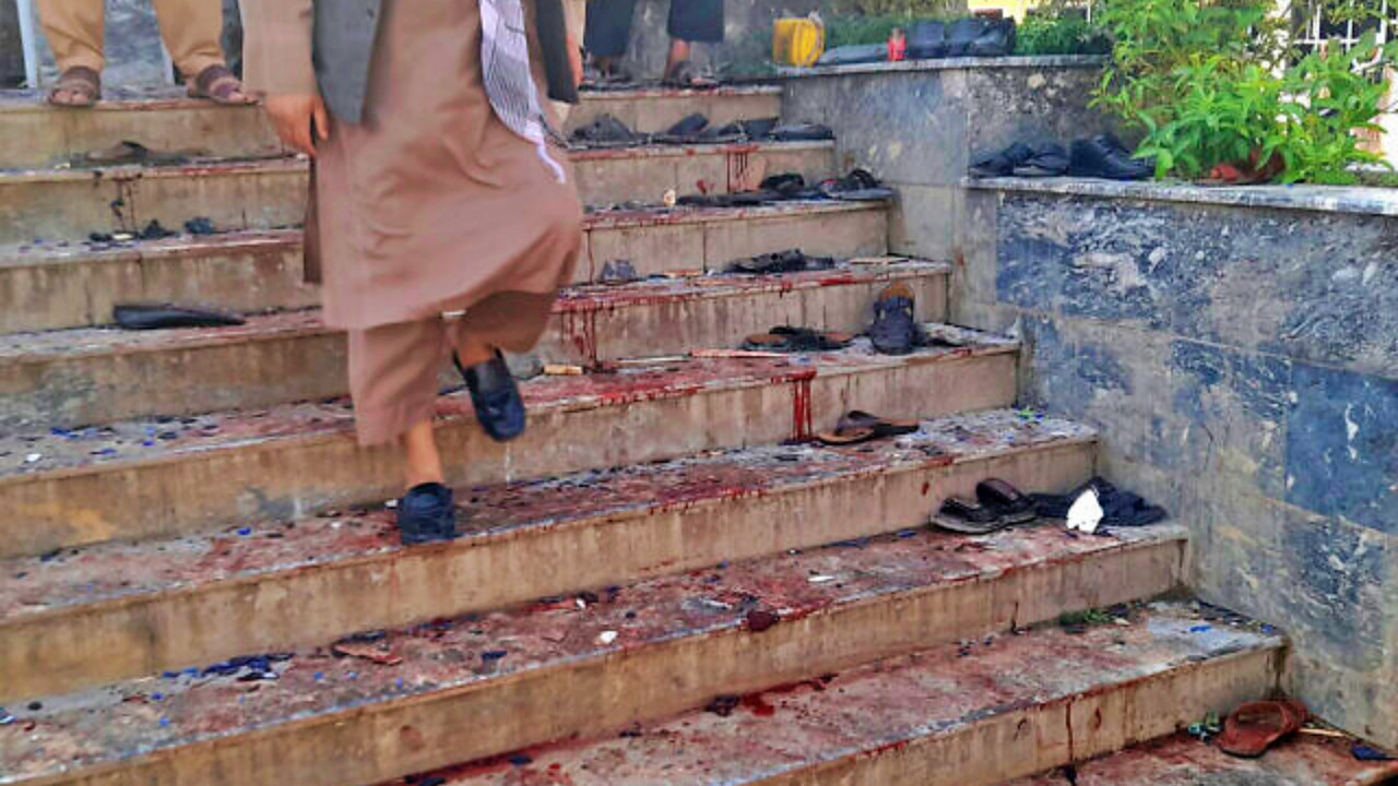 Afganistan'da cuma namazı sırasında camiye düzenlenen bombalı saldırıyı DAEŞ üstlendi