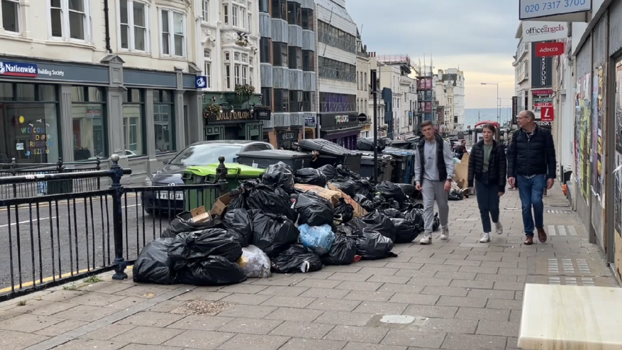 İngiltere'de temizlik işçileri greve gidince çöp yığınları oluştu