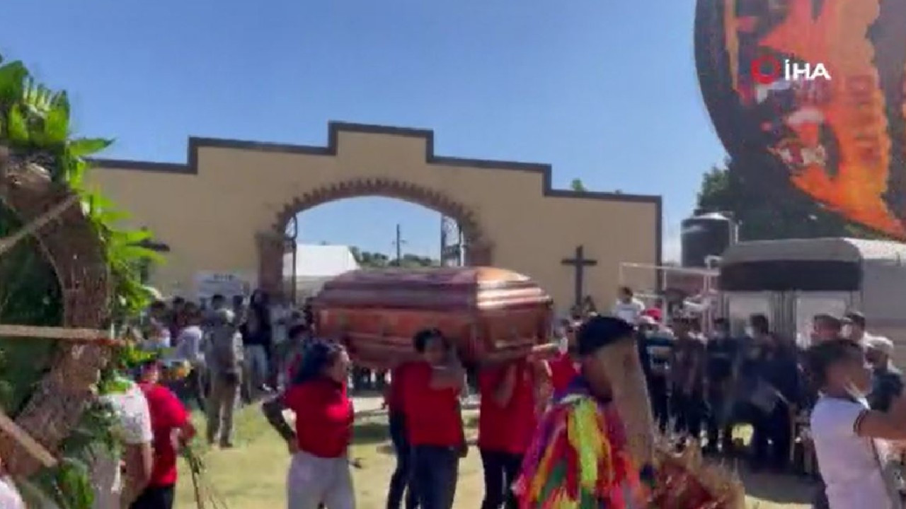Meksika'da müzikli, danslı ve havai fişekli cenaze töreni