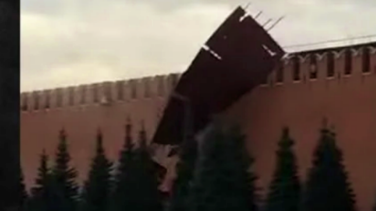 Şiddetli rüzgar Kremlin Sarayı'nın burcunu uçurdu!