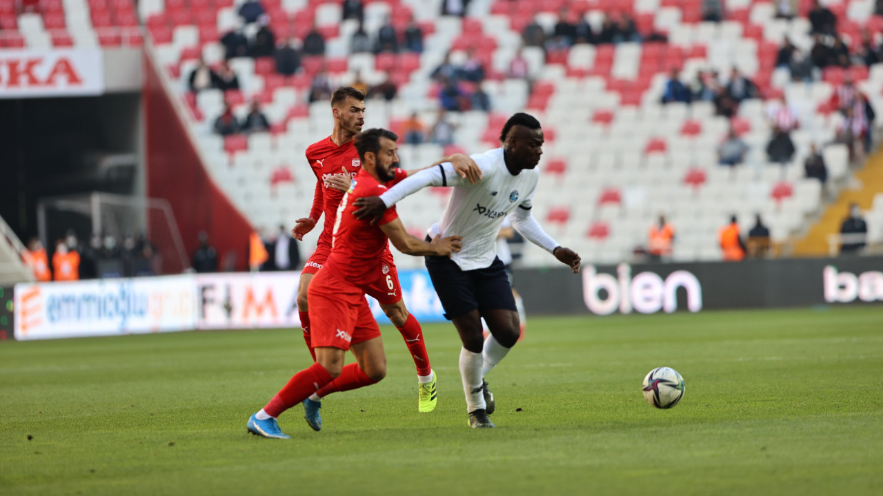 Sivasspor evinde Adana Demirspor'a 90+7'de gelen penaltı golüyle puan kaptırdı