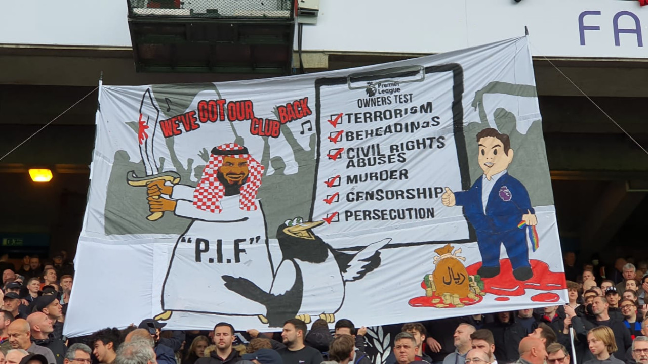 Crystal Palace-Newcastle United maçında açılan siyasi pankarta soruşturma....