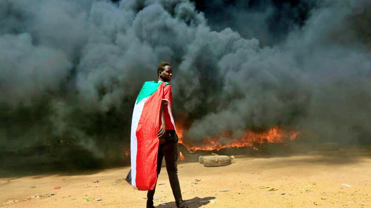 Sudan'da darbeye karşı sokağa çıkanlardan ikisi öldü, 80 kişi yaralı!