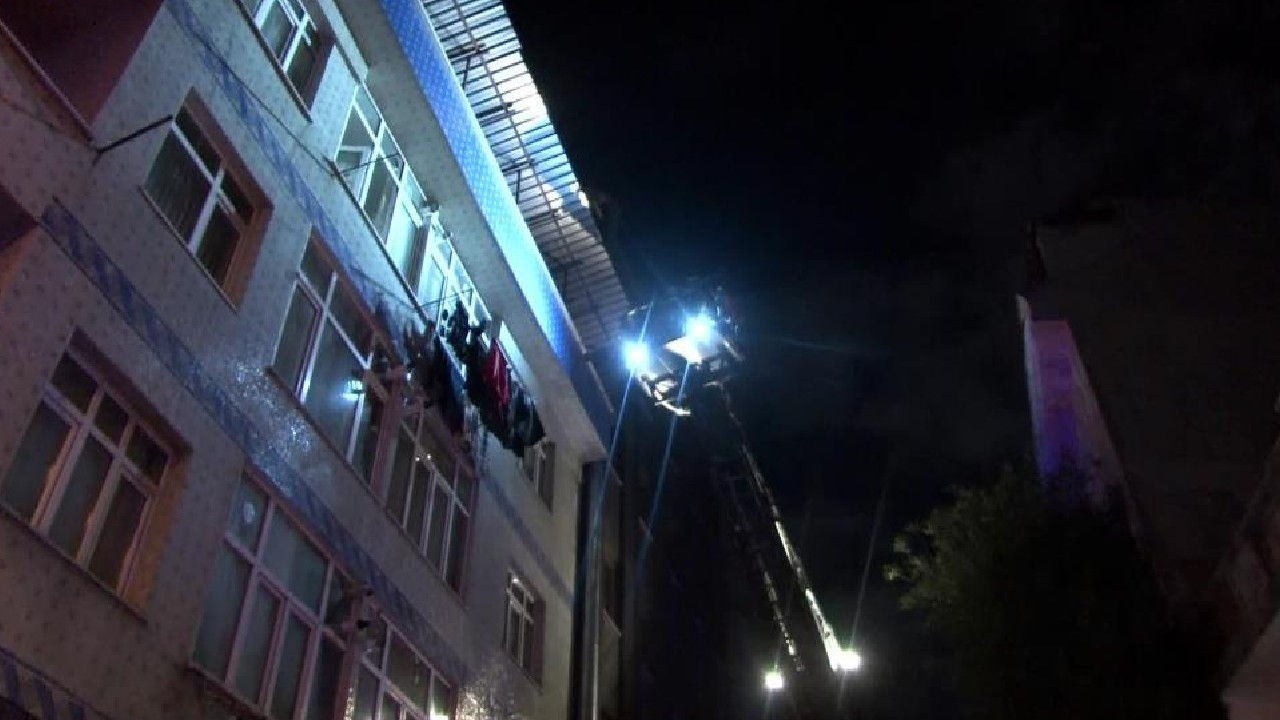 Bağcılar'da yangın paniği! 4 katlı binadan alevler yükseldi