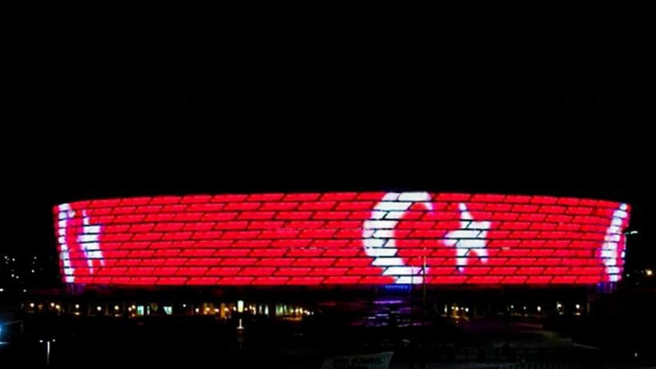 29 Ekim nedeniyle Bakü Olimpiyat Stadyumu'na Türkiye bayrağı silueti yansıtıldı