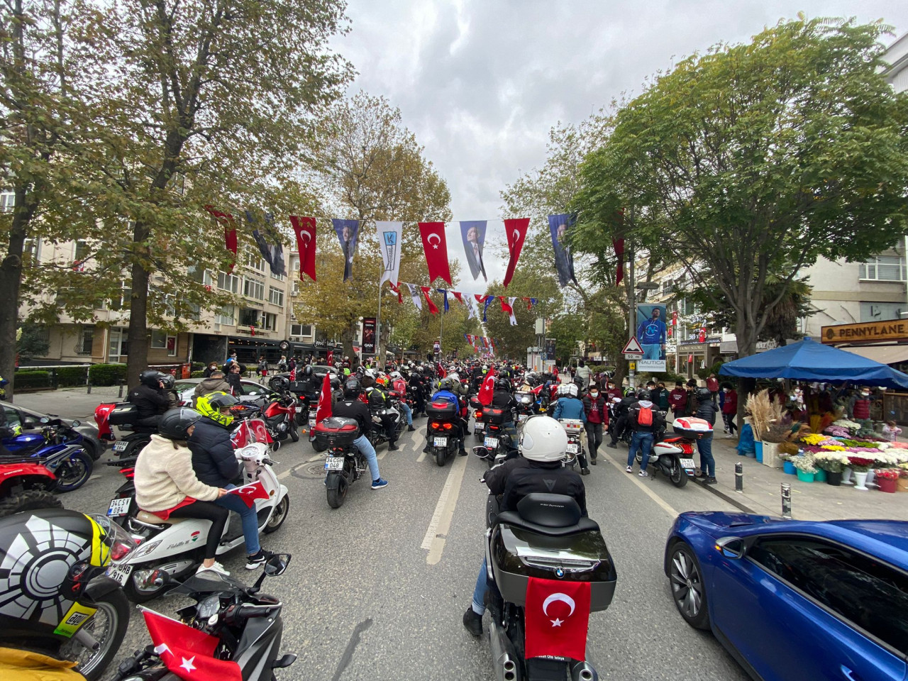 Yüzlerce motosiklet tutkunu bir araya gelerek Cumhuriyetin 98’nci yıl dönümünde  Suadiye'den Edirnekapı'ya kortej düzenledi