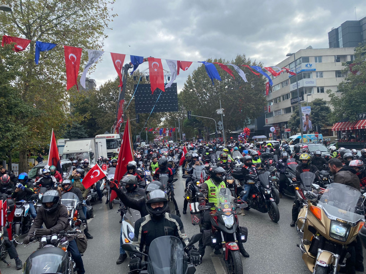 Yüzlerce motosiklet tutkunu bir araya gelerek Cumhuriyetin 98’nci yıl dönümünde  Suadiye'den Edirnekapı'ya kortej düzenledi