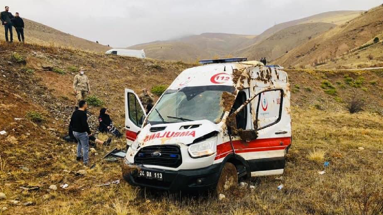 Takla atan ambulans şarampole yuvarlandı: 3 yaralı