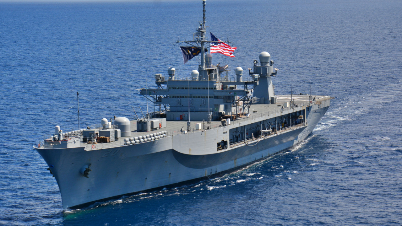 Rus donanması ABD'ye ait savaş gemisini takibe aldı!