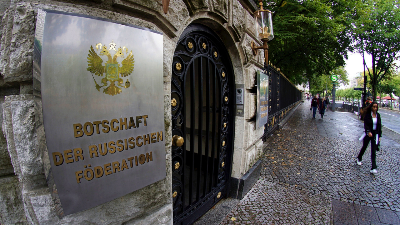 Berlin'deki Rusya Büyükelçiliği çalışanı, kaldırımda ölü bulundu!