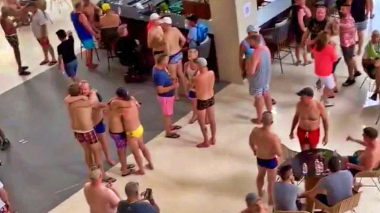 Otelin plajına uzun namlulularla gelen 15 kişi dehşet saçtı!