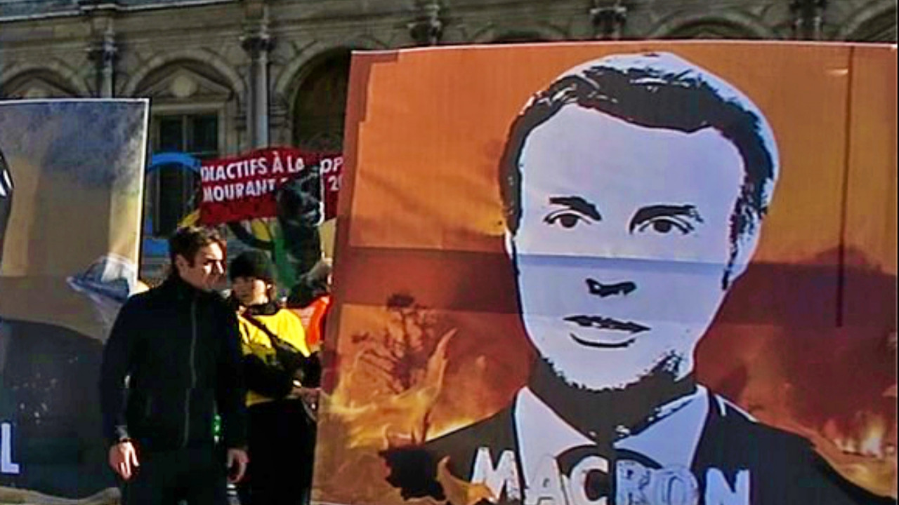 Paris'te halk sokağa indi: 'İkiyüzlü Macron!'