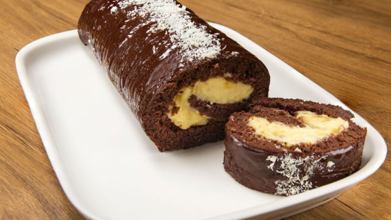 Bu Pastaya Sıkı Sıkıya Sarılasın Gelir: Yemede Yanında Yat Usulü Çikolatalı Muzlu Rulo Pasta Tarifi