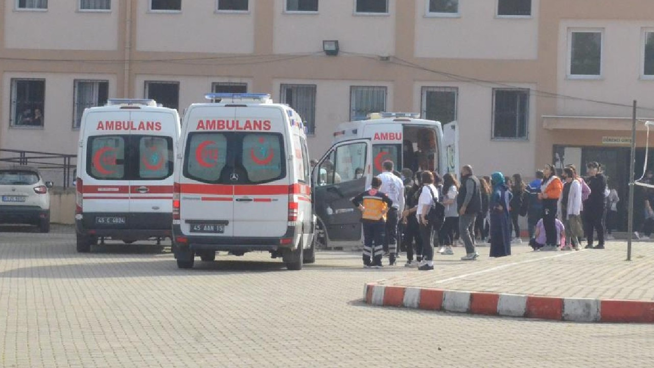 Manisa'da 76 öğrenci zehirlenme şüphesiyle hastaneye kaldırıldı