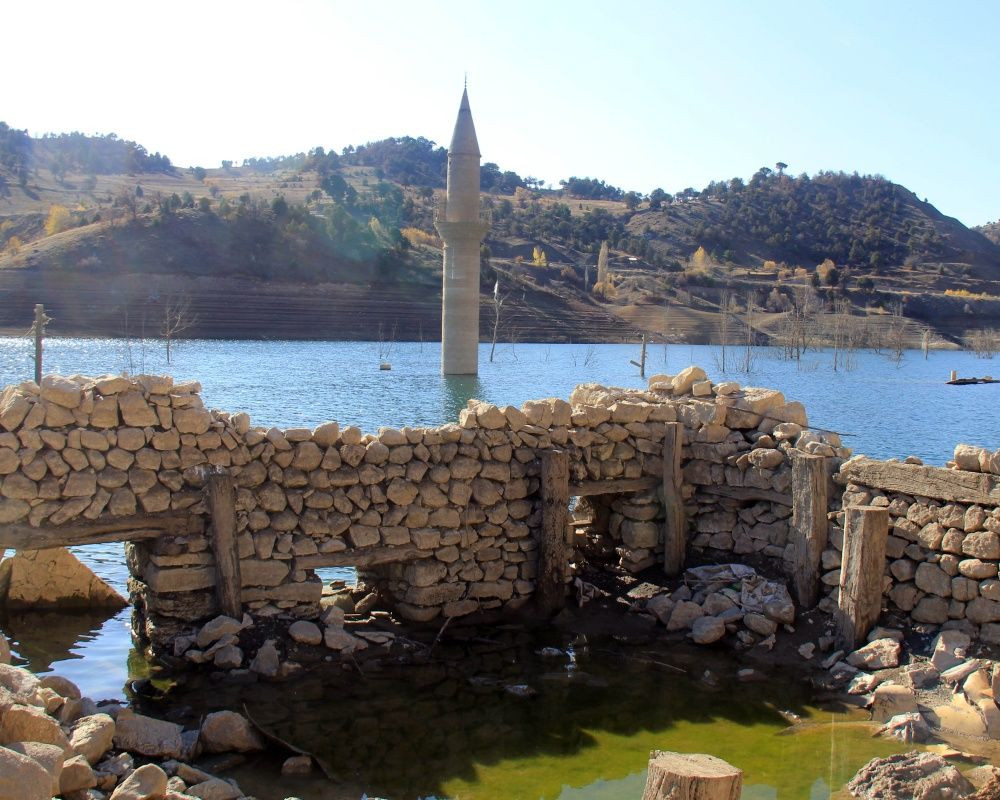 Sivas'ta baraj suyu çekildi, cami minaresi ortaya çıktı - Sayfa 1