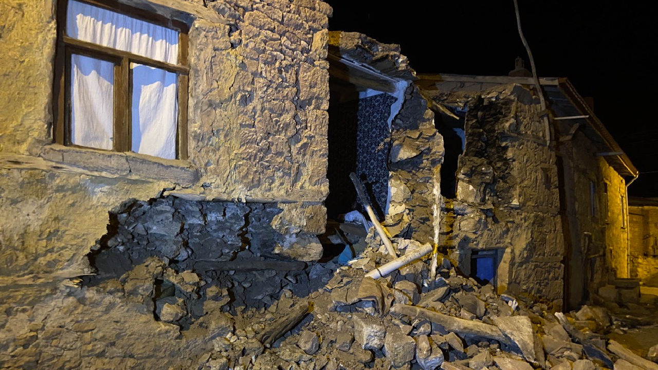 Konya'da 5,1 büyüklüğünde deprem! Meram'da 5 ev yıkıldı