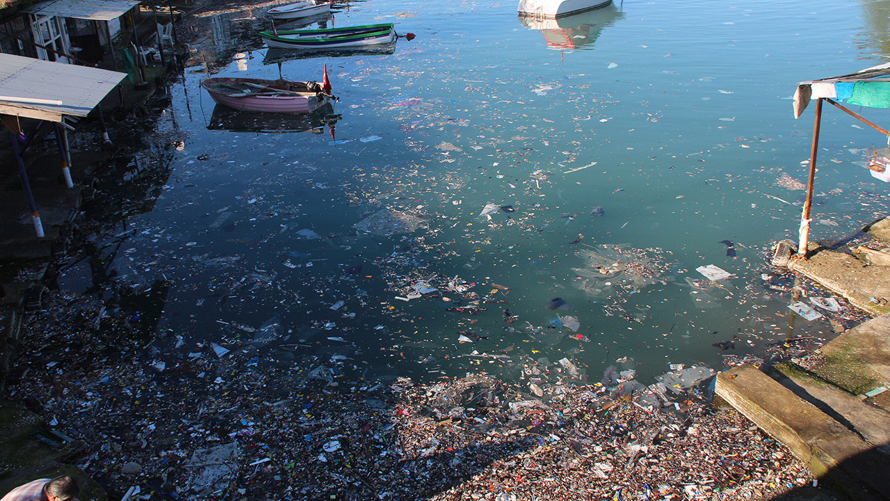 Balıkçılar 'Her fırtına sonrası aynı manzara' diyerek tepki gösterdi: Çöpler yüzünden açılamıyorlar