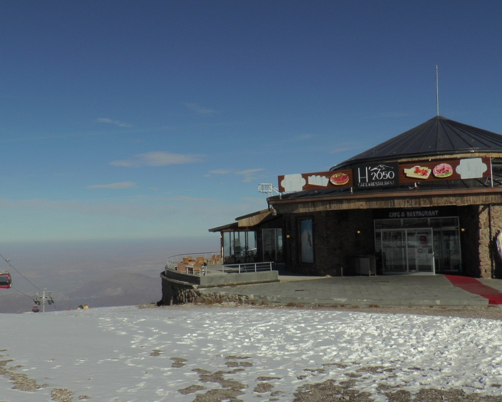 2650 metre yükseklikte teleferikte doğa ile baş başa kahvaltı ve yemek keyfi