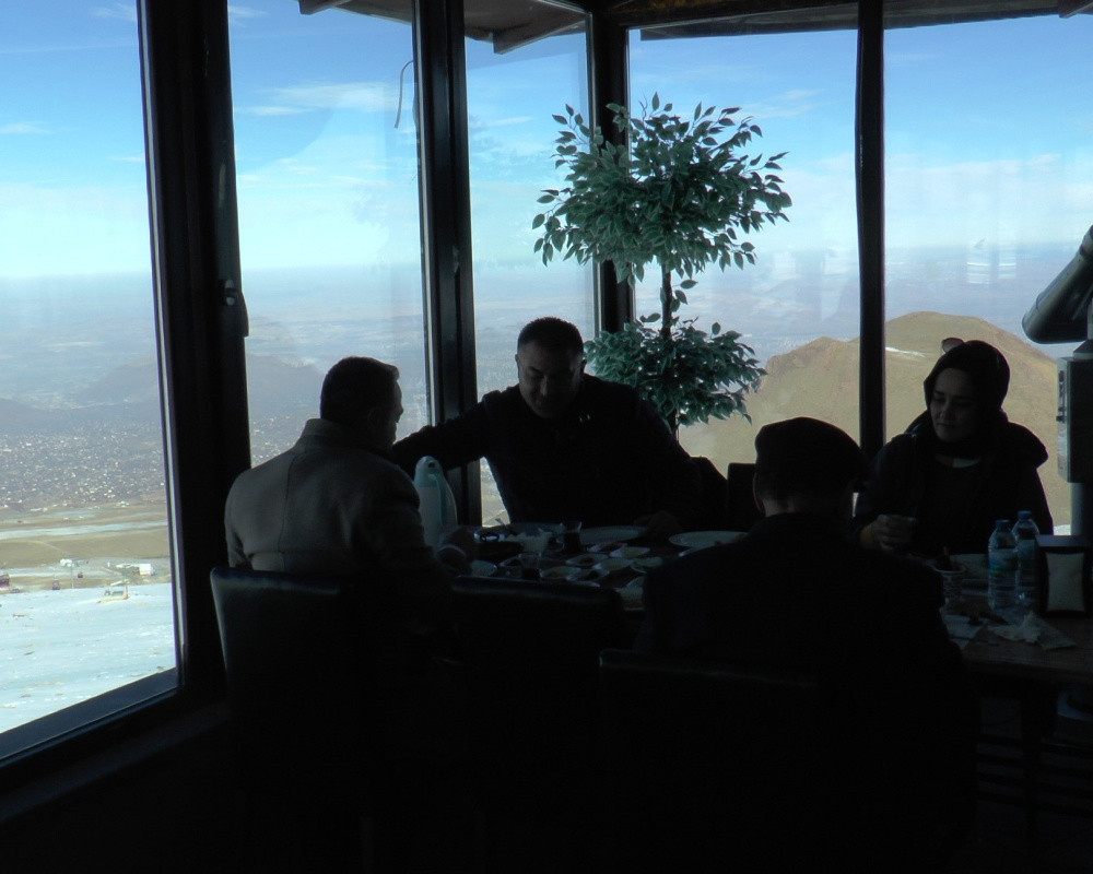 2650 metre yükseklikte teleferikte doğa ile baş başa kahvaltı ve yemek keyfi