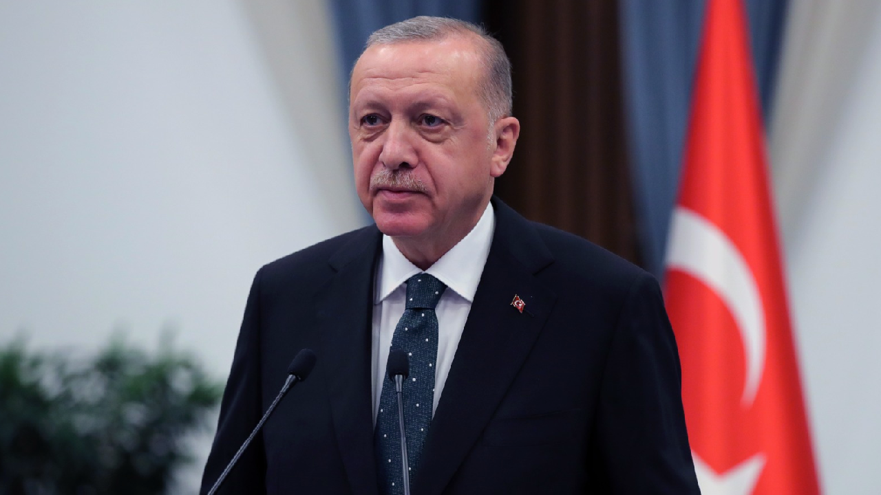 Cumhurbaşkanı Erdoğan'dan Sezai Karakoç için gazetelere taziye ilanı