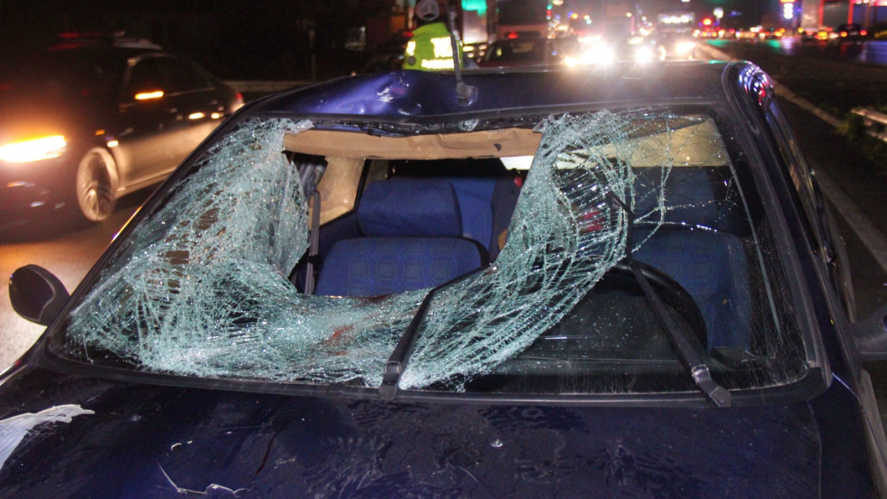 Aracın çarptığı yaya ön camı kırarak içeri girdi!